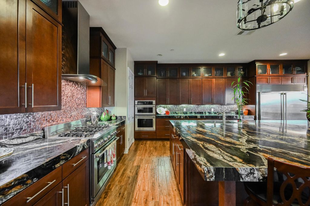 7 Eagle Knoll Court, Las Vegas, Nevada is truly a private resort located in the prestigious Southern Highlands Golf Club and closed to shopping, dining and has easy freeway access.
