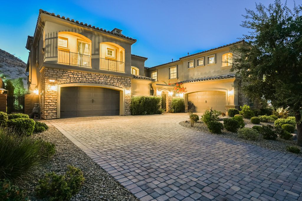 7 Eagle Knoll Court, Las Vegas, Nevada is truly a private resort located in the prestigious Southern Highlands Golf Club and closed to shopping, dining and has easy freeway access.