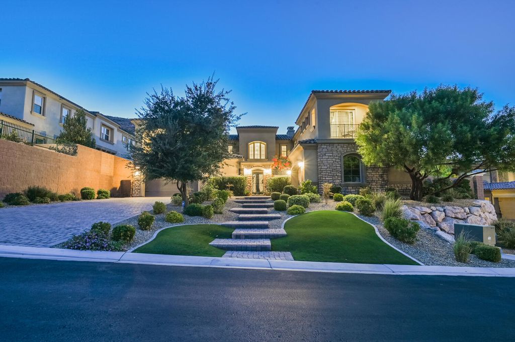 7 Eagle Knoll Court, Las Vegas, Nevada is truly a private resort located in the prestigious Southern Highlands Golf Club and closed to shopping, dining and has easy freeway access.