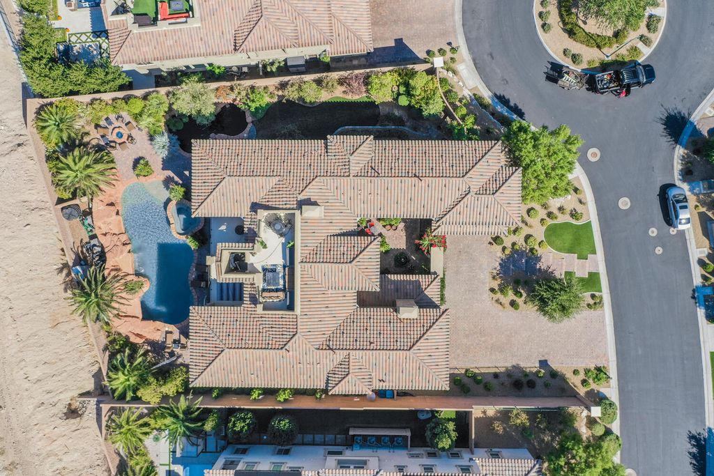 7 Eagle Knoll Court, Las Vegas, Nevada is truly a private resort located in the prestigious Southern Highlands Golf Club and closed to shopping, dining and has easy freeway access.