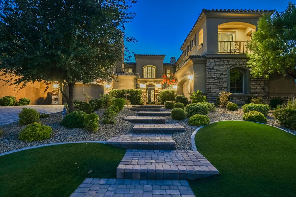 7 Eagle Knoll Court, Las Vegas, Nevada is truly a private resort located in the prestigious Southern Highlands Golf Club and closed to shopping, dining and has easy freeway access.