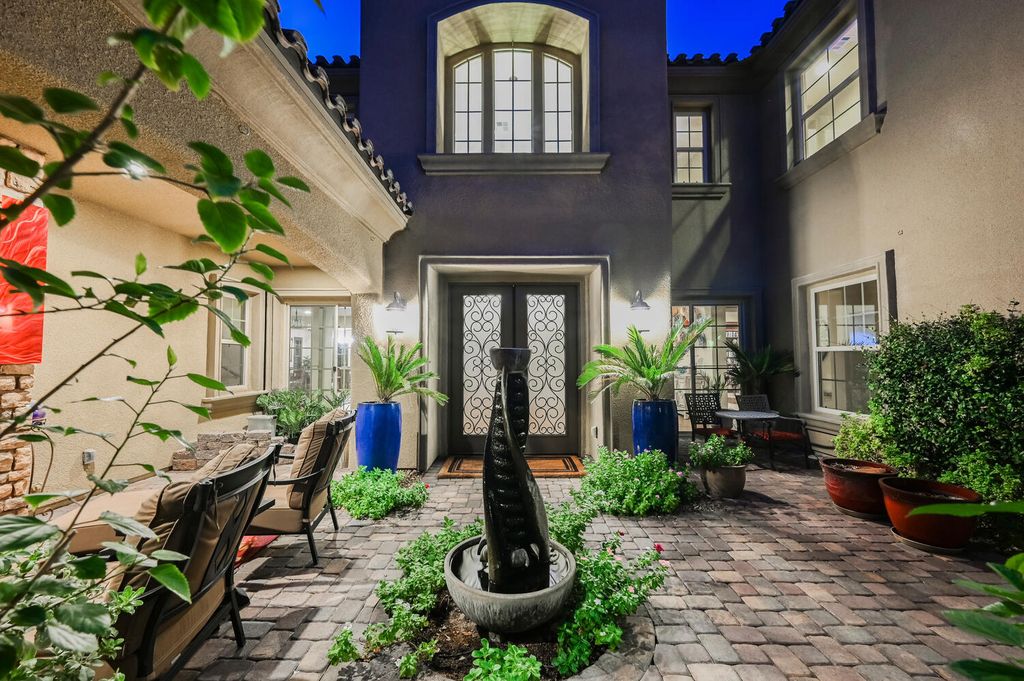 7 Eagle Knoll Court, Las Vegas, Nevada is truly a private resort located in the prestigious Southern Highlands Golf Club and closed to shopping, dining and has easy freeway access.