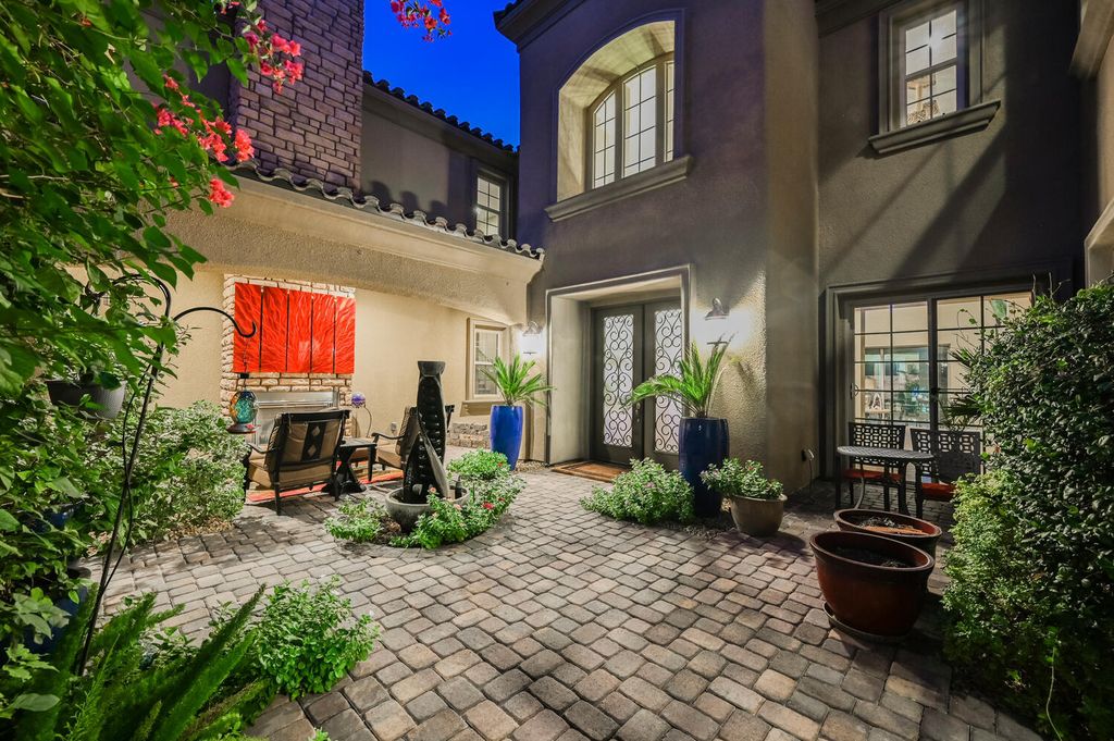 7 Eagle Knoll Court, Las Vegas, Nevada is truly a private resort located in the prestigious Southern Highlands Golf Club and closed to shopping, dining and has easy freeway access.