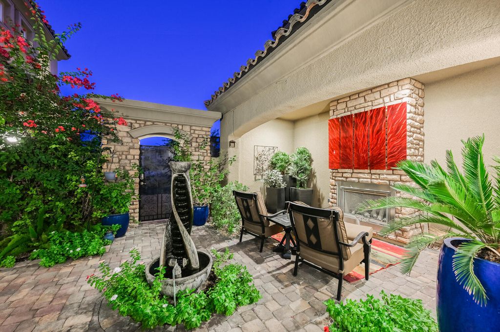 7 Eagle Knoll Court, Las Vegas, Nevada is truly a private resort located in the prestigious Southern Highlands Golf Club and closed to shopping, dining and has easy freeway access.