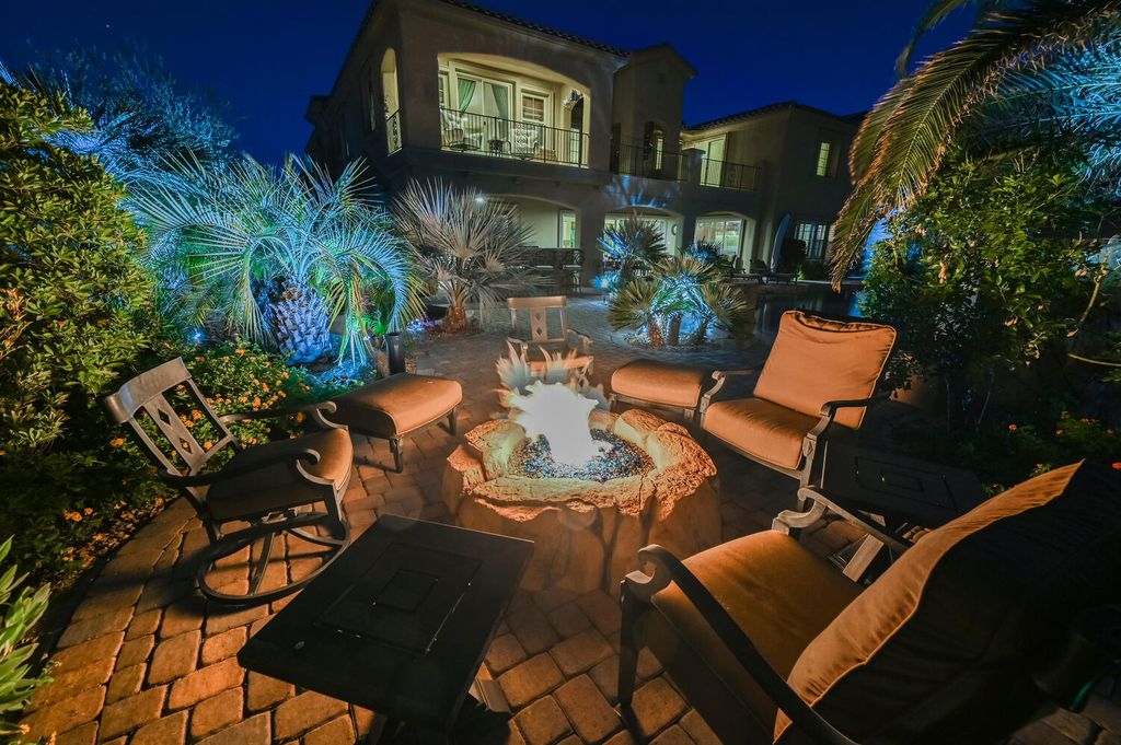 7 Eagle Knoll Court, Las Vegas, Nevada is truly a private resort located in the prestigious Southern Highlands Golf Club and closed to shopping, dining and has easy freeway access.