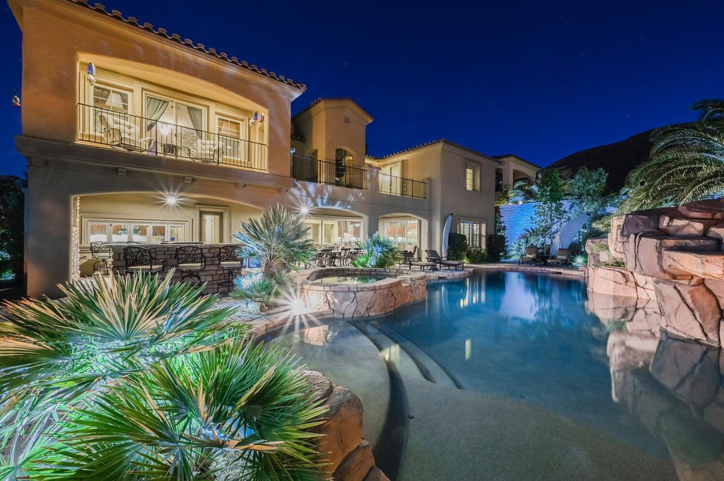 7 Eagle Knoll Court, Las Vegas, Nevada is truly a private resort located in the prestigious Southern Highlands Golf Club and closed to shopping, dining and has easy freeway access.