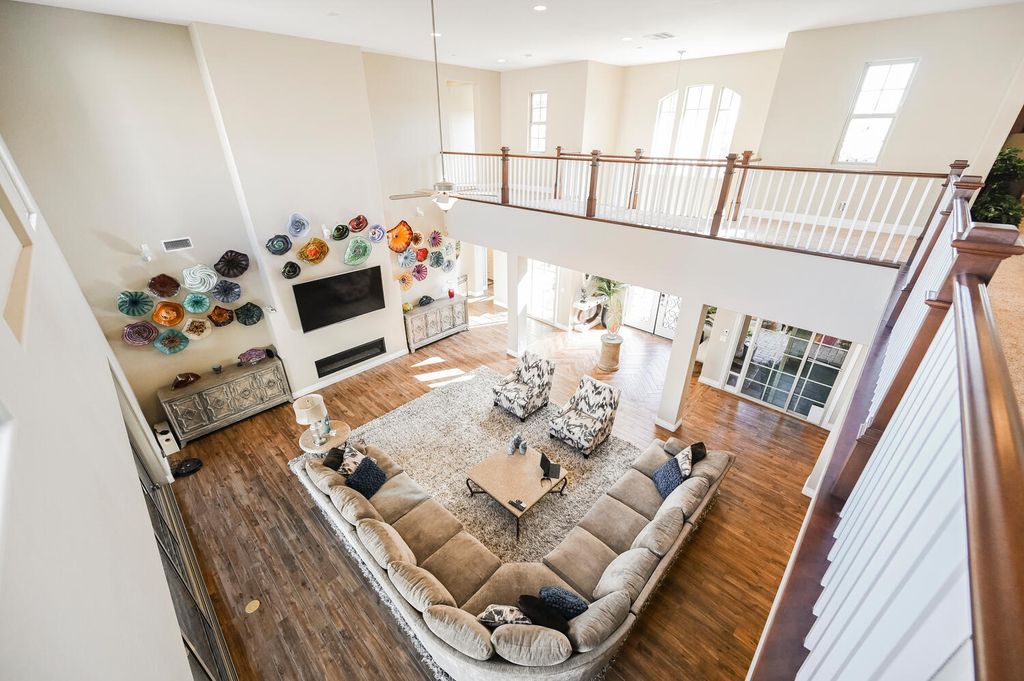 7 Eagle Knoll Court, Las Vegas, Nevada is truly a private resort located in the prestigious Southern Highlands Golf Club and closed to shopping, dining and has easy freeway access.