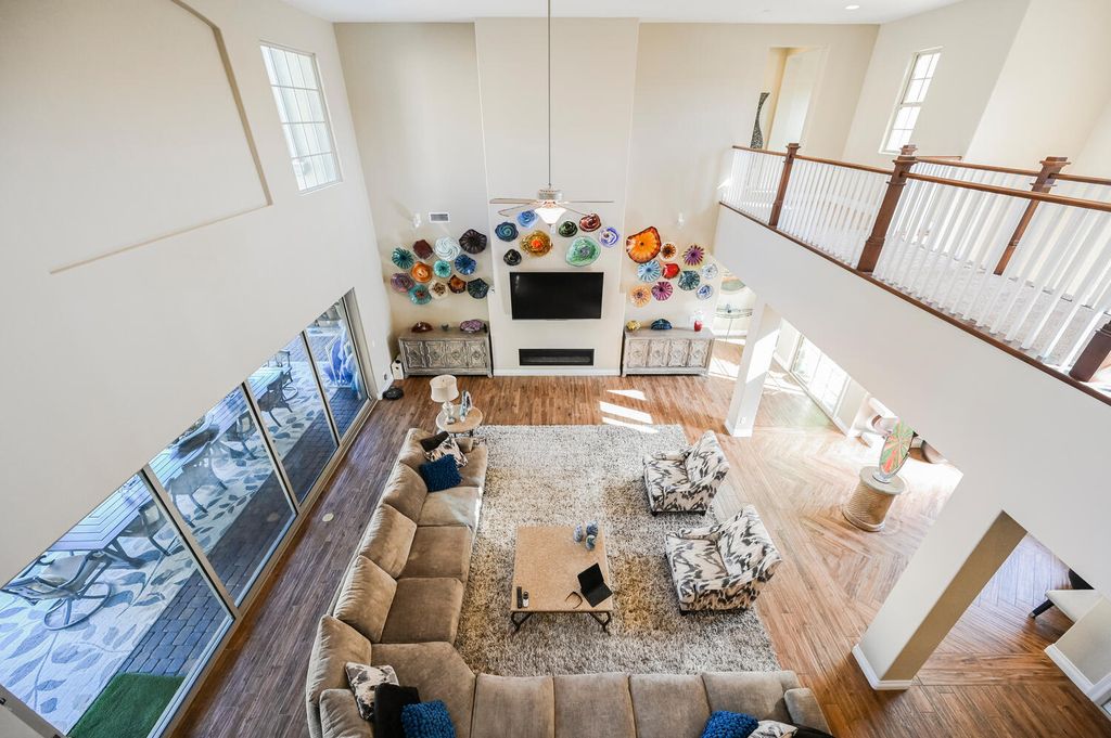 7 Eagle Knoll Court, Las Vegas, Nevada is truly a private resort located in the prestigious Southern Highlands Golf Club and closed to shopping, dining and has easy freeway access.