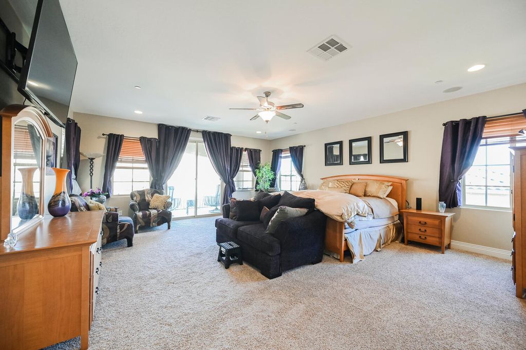7 Eagle Knoll Court, Las Vegas, Nevada is truly a private resort located in the prestigious Southern Highlands Golf Club and closed to shopping, dining and has easy freeway access.
