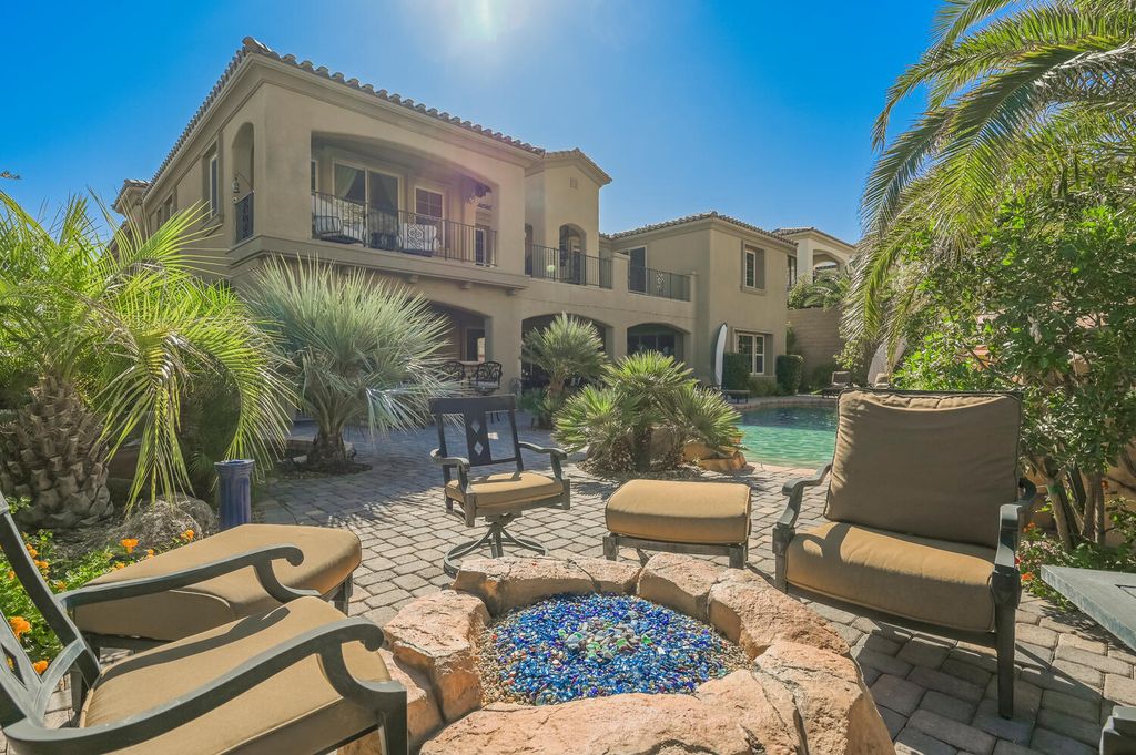 7 Eagle Knoll Court, Las Vegas, Nevada is truly a private resort located in the prestigious Southern Highlands Golf Club and closed to shopping, dining and has easy freeway access.