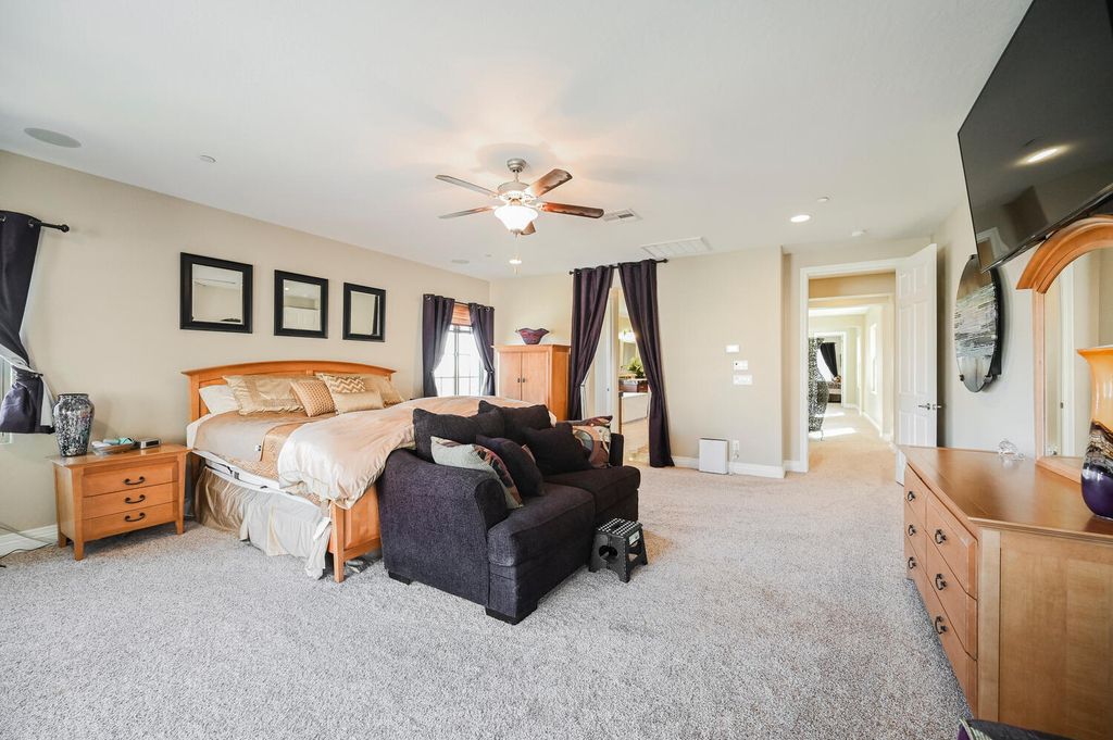 7 Eagle Knoll Court, Las Vegas, Nevada is truly a private resort located in the prestigious Southern Highlands Golf Club and closed to shopping, dining and has easy freeway access.
