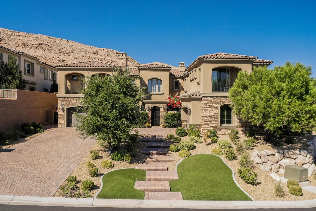 7 Eagle Knoll Court, Las Vegas, Nevada is truly a private resort located in the prestigious Southern Highlands Golf Club and closed to shopping, dining and has easy freeway access.