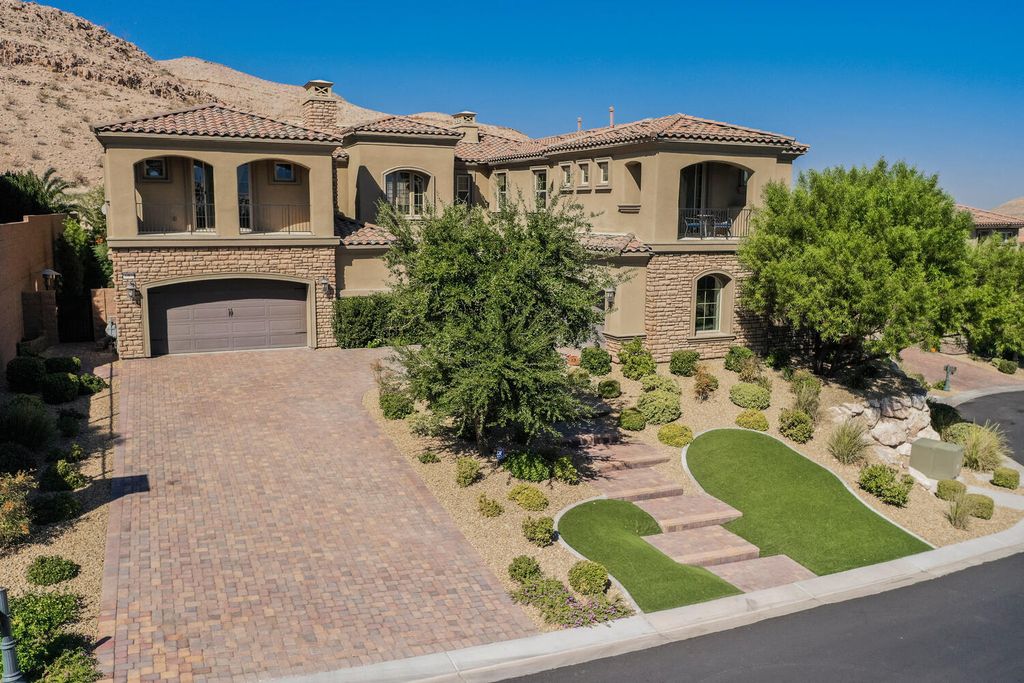 7 Eagle Knoll Court, Las Vegas, Nevada is truly a private resort located in the prestigious Southern Highlands Golf Club and closed to shopping, dining and has easy freeway access.