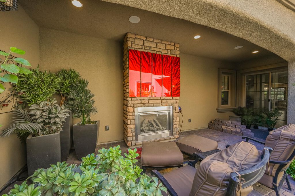 7 Eagle Knoll Court, Las Vegas, Nevada is truly a private resort located in the prestigious Southern Highlands Golf Club and closed to shopping, dining and has easy freeway access.