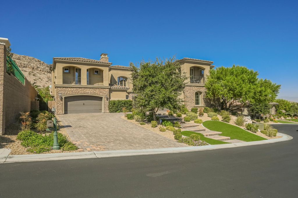 7 Eagle Knoll Court, Las Vegas, Nevada is truly a private resort located in the prestigious Southern Highlands Golf Club and closed to shopping, dining and has easy freeway access.