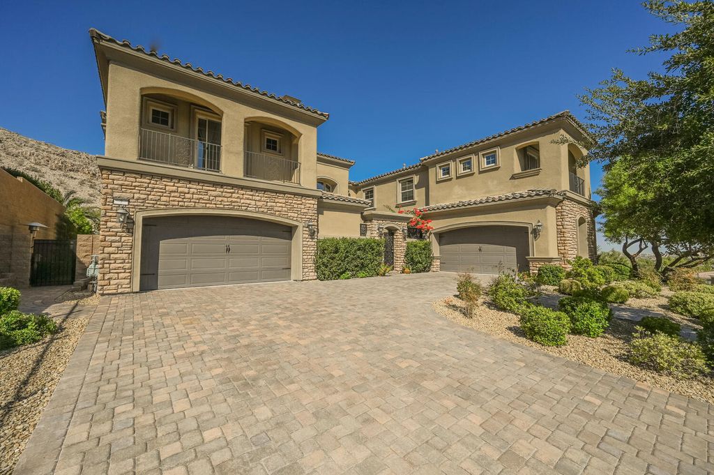 7 Eagle Knoll Court, Las Vegas, Nevada is truly a private resort located in the prestigious Southern Highlands Golf Club and closed to shopping, dining and has easy freeway access.