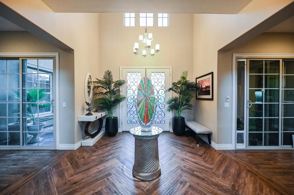 7 Eagle Knoll Court, Las Vegas, Nevada is truly a private resort located in the prestigious Southern Highlands Golf Club and closed to shopping, dining and has easy freeway access.