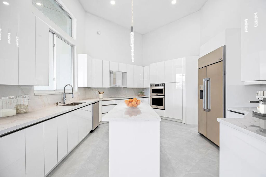 11795 Littlestone Court, Palm Beach Gardens, Florida is a stunning renovated one story house with golf views overlooking the PGA National Golf Course, filled with sunlight rooms, stylish welcoming spaces offering areas for intimate or grand-scale gatherings.