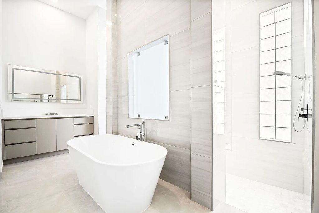 11795 Littlestone Court, Palm Beach Gardens, Florida is a stunning renovated one story house with golf views overlooking the PGA National Golf Course, filled with sunlight rooms, stylish welcoming spaces offering areas for intimate or grand-scale gatherings.