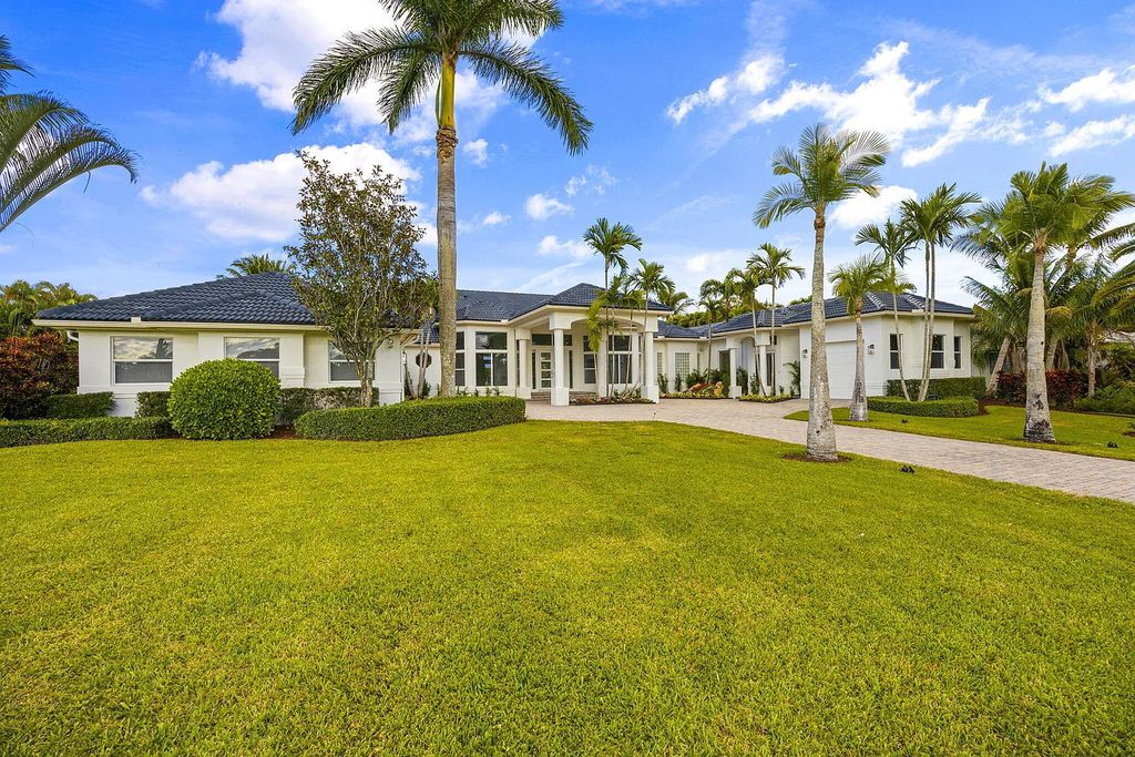 11795 Littlestone Court, Palm Beach Gardens, Florida is a stunning renovated one story house with golf views overlooking the PGA National Golf Course, filled with sunlight rooms, stylish welcoming spaces offering areas for intimate or grand-scale gatherings.