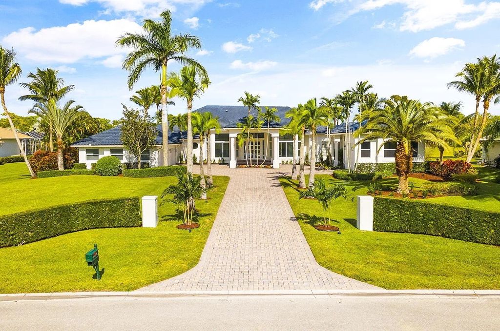 11795 Littlestone Court, Palm Beach Gardens, Florida is a stunning renovated one story house with golf views overlooking the PGA National Golf Course, filled with sunlight rooms, stylish welcoming spaces offering areas for intimate or grand-scale gatherings.
