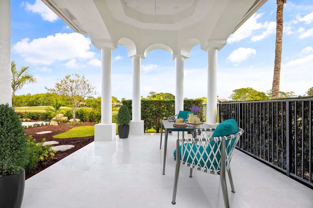 11795 Littlestone Court, Palm Beach Gardens, Florida is a stunning renovated one story house with golf views overlooking the PGA National Golf Course, filled with sunlight rooms, stylish welcoming spaces offering areas for intimate or grand-scale gatherings.