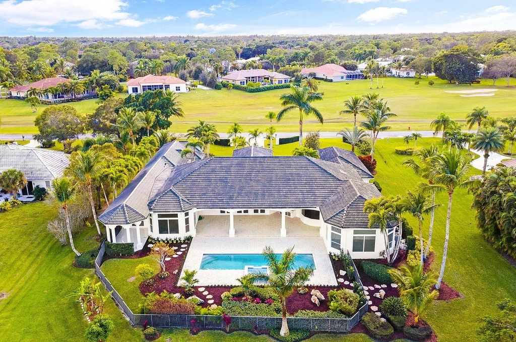 11795 Littlestone Court, Palm Beach Gardens, Florida is a stunning renovated one story house with golf views overlooking the PGA National Golf Course, filled with sunlight rooms, stylish welcoming spaces offering areas for intimate or grand-scale gatherings.