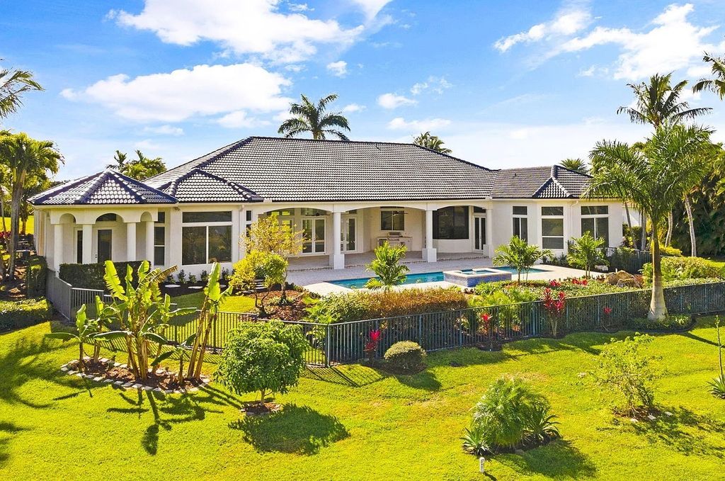 11795 Littlestone Court, Palm Beach Gardens, Florida is a stunning renovated one story house with golf views overlooking the PGA National Golf Course, filled with sunlight rooms, stylish welcoming spaces offering areas for intimate or grand-scale gatherings.