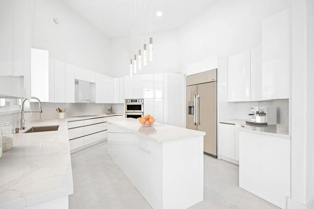 11795 Littlestone Court, Palm Beach Gardens, Florida is a stunning renovated one story house with golf views overlooking the PGA National Golf Course, filled with sunlight rooms, stylish welcoming spaces offering areas for intimate or grand-scale gatherings.