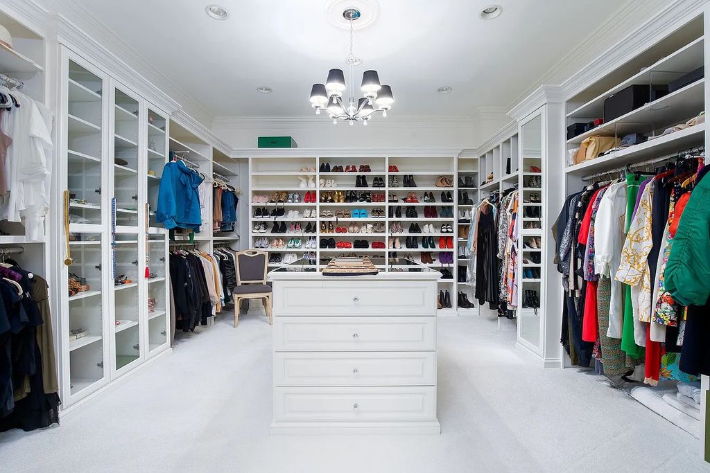 The Estate in Nashville is a luxurious home providing plenty of room for storage or expansion now available for sale. This home located at 1108 Overton Lea Rd, Nashville, TN 37220, Tennessee; offering 04 bedrooms and 08 bathrooms with 7,209 square feet of living spaces. 