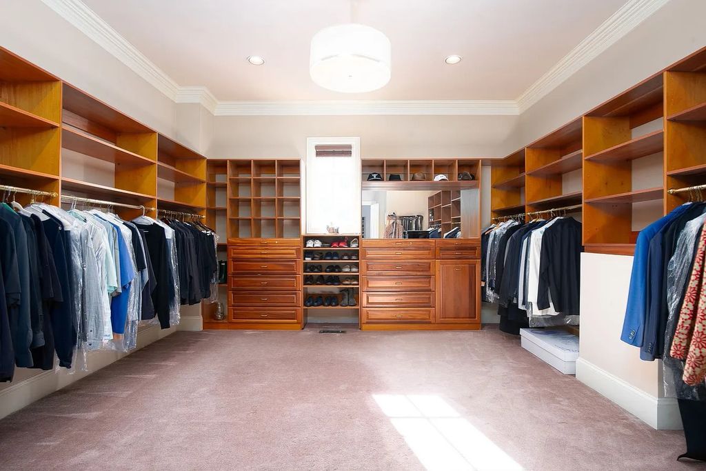 The Estate in Nashville is a luxurious home providing plenty of room for storage or expansion now available for sale. This home located at 1108 Overton Lea Rd, Nashville, TN 37220, Tennessee; offering 04 bedrooms and 08 bathrooms with 7,209 square feet of living spaces. 