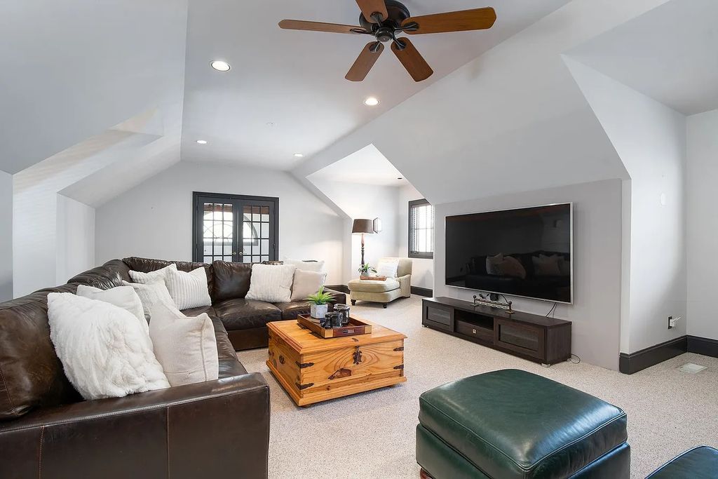 The Estate in Nashville is a luxurious home providing plenty of room for storage or expansion now available for sale. This home located at 1108 Overton Lea Rd, Nashville, TN 37220, Tennessee; offering 04 bedrooms and 08 bathrooms with 7,209 square feet of living spaces. 