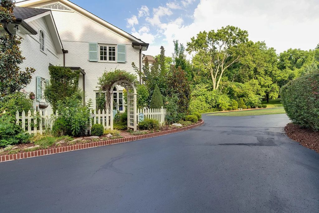 The Estate in Nashville is a luxurious home providing plenty of room for storage or expansion now available for sale. This home located at 1108 Overton Lea Rd, Nashville, TN 37220, Tennessee; offering 04 bedrooms and 08 bathrooms with 7,209 square feet of living spaces. 