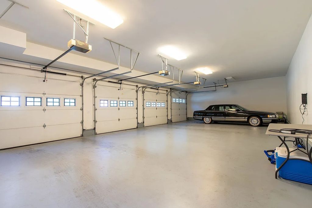 The Estate in Nashville is a luxurious home providing plenty of room for storage or expansion now available for sale. This home located at 1108 Overton Lea Rd, Nashville, TN 37220, Tennessee; offering 04 bedrooms and 08 bathrooms with 7,209 square feet of living spaces. 