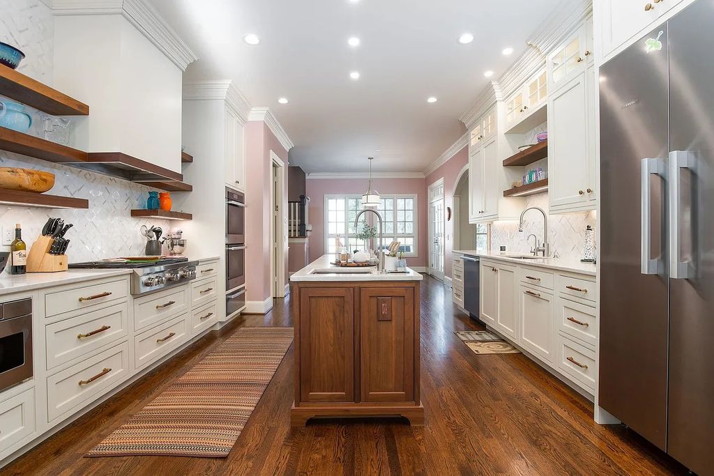 The Estate in Nashville is a luxurious home providing plenty of room for storage or expansion now available for sale. This home located at 1108 Overton Lea Rd, Nashville, TN 37220, Tennessee; offering 04 bedrooms and 08 bathrooms with 7,209 square feet of living spaces. 
