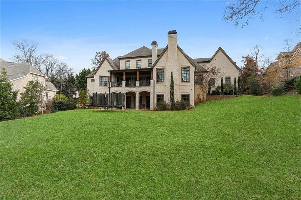The Estate in Sandy Springs is a luxurious home showcasing magnificent garden area and perfect outdoor living area now available for sale. This home located at 4922 Powers Ferry Rd, Sandy Springs, Georgia; offering 05 bedrooms and 07 bathrooms with 6,515 square feet of living spaces. 