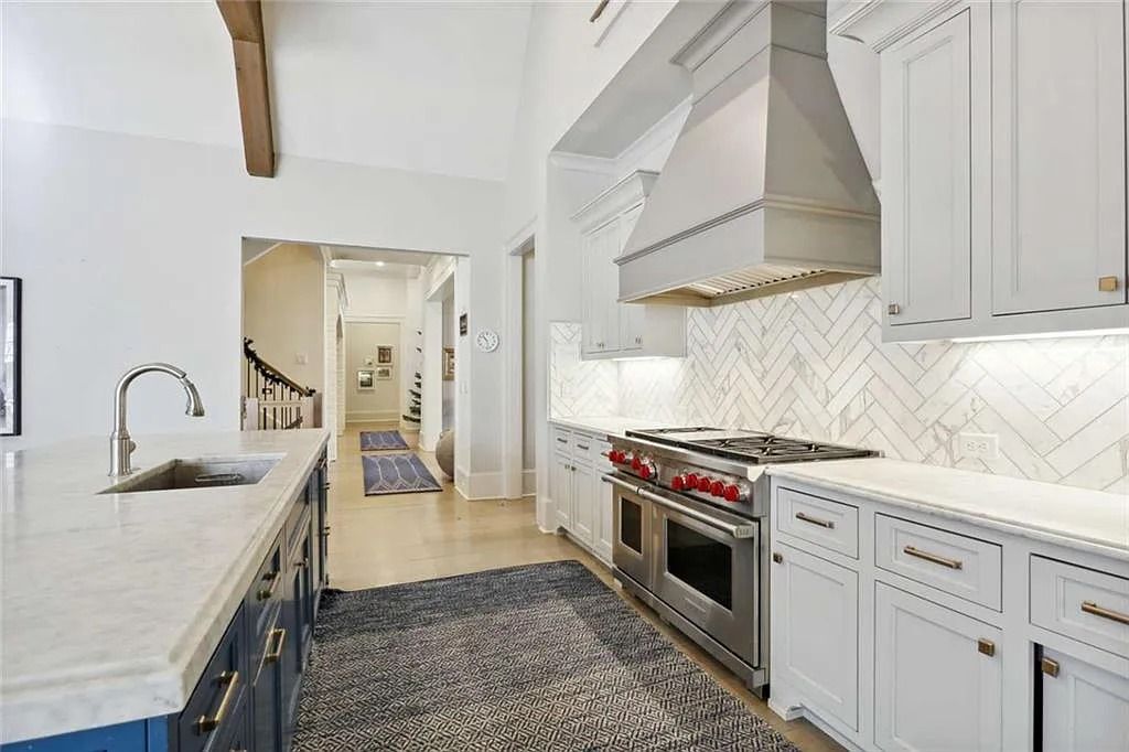The Estate in Sandy Springs is a luxurious home showcasing magnificent garden area and perfect outdoor living area now available for sale. This home located at 4922 Powers Ferry Rd, Sandy Springs, Georgia; offering 05 bedrooms and 07 bathrooms with 6,515 square feet of living spaces. 