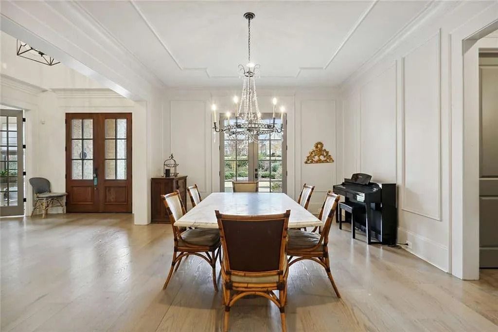 The Estate in Sandy Springs is a luxurious home showcasing magnificent garden area and perfect outdoor living area now available for sale. This home located at 4922 Powers Ferry Rd, Sandy Springs, Georgia; offering 05 bedrooms and 07 bathrooms with 6,515 square feet of living spaces. 