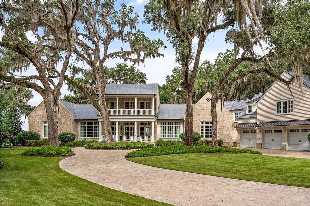 The Estate in Saint Simons Island is a luxurious home perfectly situated with panoramic deep water and marsh views now available for sale. This home located at 420 Pikes Bluff Dr, Saint Simons Island, Georgia; offering 04 bedrooms and 06 bathrooms with 6,052 square feet of living spaces.