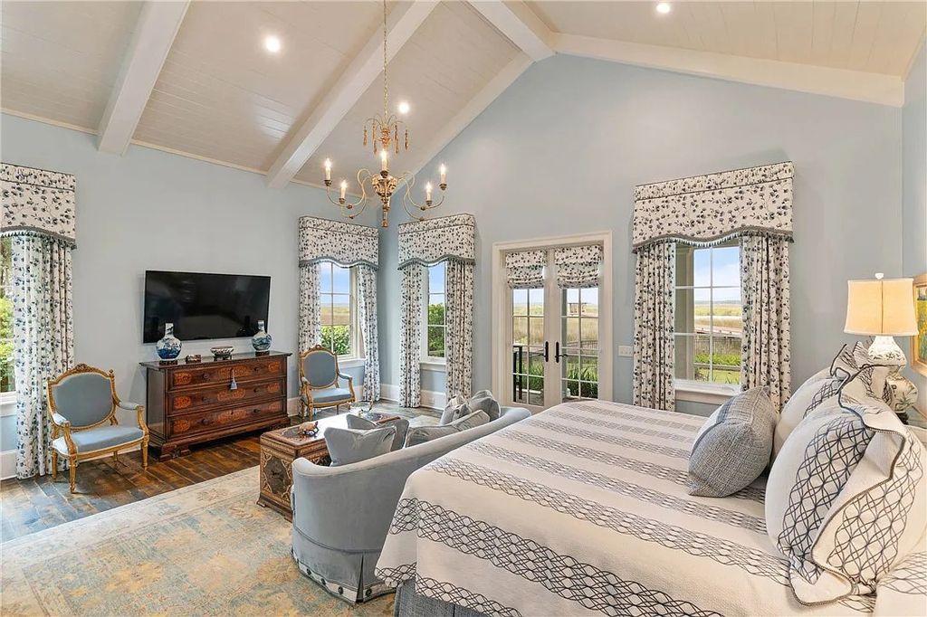 The Estate in Saint Simons Island is a luxurious home perfectly situated with panoramic deep water and marsh views now available for sale. This home located at 420 Pikes Bluff Dr, Saint Simons Island, Georgia; offering 04 bedrooms and 06 bathrooms with 6,052 square feet of living spaces.