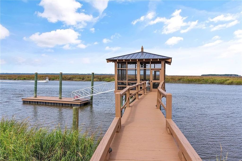 The Estate in Saint Simons Island is a luxurious home perfectly situated with panoramic deep water and marsh views now available for sale. This home located at 420 Pikes Bluff Dr, Saint Simons Island, Georgia; offering 04 bedrooms and 06 bathrooms with 6,052 square feet of living spaces.