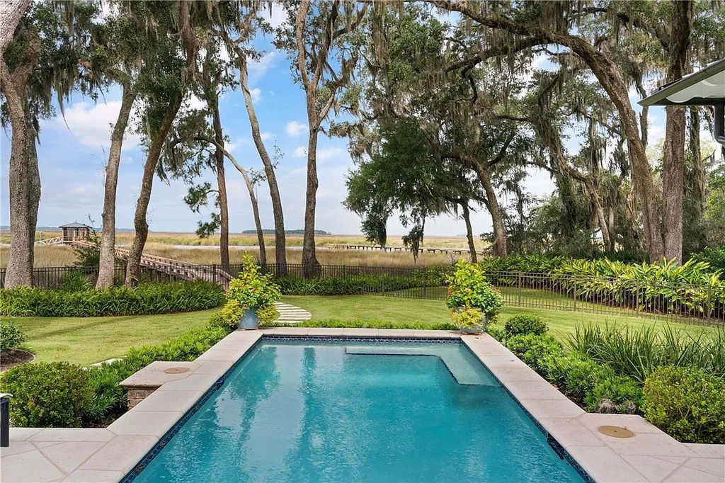 The Estate in Saint Simons Island is a luxurious home perfectly situated with panoramic deep water and marsh views now available for sale. This home located at 420 Pikes Bluff Dr, Saint Simons Island, Georgia; offering 04 bedrooms and 06 bathrooms with 6,052 square feet of living spaces.