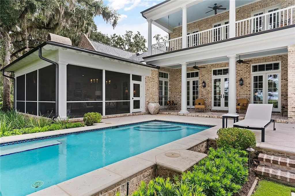 The Estate in Saint Simons Island is a luxurious home perfectly situated with panoramic deep water and marsh views now available for sale. This home located at 420 Pikes Bluff Dr, Saint Simons Island, Georgia; offering 04 bedrooms and 06 bathrooms with 6,052 square feet of living spaces.