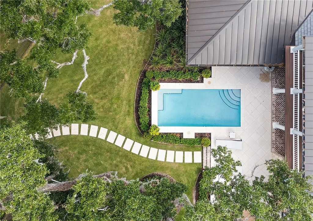 The Estate in Saint Simons Island is a luxurious home perfectly situated with panoramic deep water and marsh views now available for sale. This home located at 420 Pikes Bluff Dr, Saint Simons Island, Georgia; offering 04 bedrooms and 06 bathrooms with 6,052 square feet of living spaces.