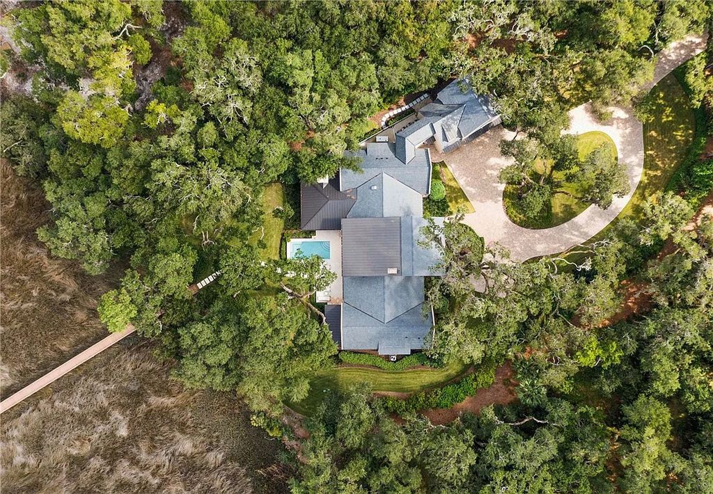 The Estate in Saint Simons Island is a luxurious home perfectly situated with panoramic deep water and marsh views now available for sale. This home located at 420 Pikes Bluff Dr, Saint Simons Island, Georgia; offering 04 bedrooms and 06 bathrooms with 6,052 square feet of living spaces.
