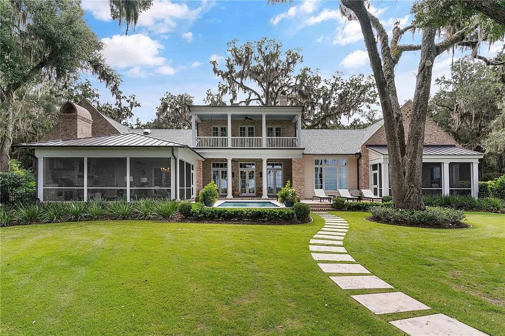 The Estate in Saint Simons Island is a luxurious home perfectly situated with panoramic deep water and marsh views now available for sale. This home located at 420 Pikes Bluff Dr, Saint Simons Island, Georgia; offering 04 bedrooms and 06 bathrooms with 6,052 square feet of living spaces.