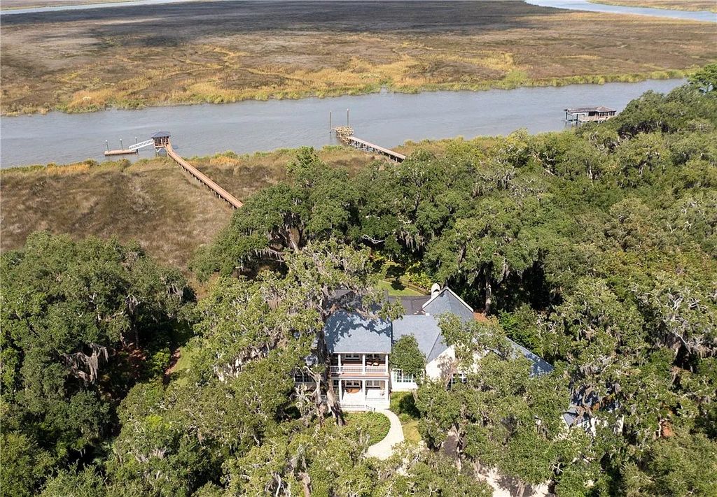The Estate in Saint Simons Island is a luxurious home perfectly situated with panoramic deep water and marsh views now available for sale. This home located at 420 Pikes Bluff Dr, Saint Simons Island, Georgia; offering 04 bedrooms and 06 bathrooms with 6,052 square feet of living spaces.