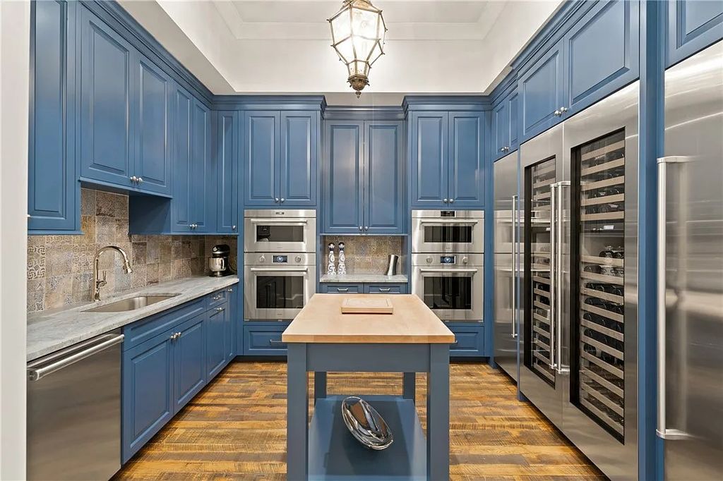 The Estate in Saint Simons Island is a luxurious home perfectly situated with panoramic deep water and marsh views now available for sale. This home located at 420 Pikes Bluff Dr, Saint Simons Island, Georgia; offering 04 bedrooms and 06 bathrooms with 6,052 square feet of living spaces.