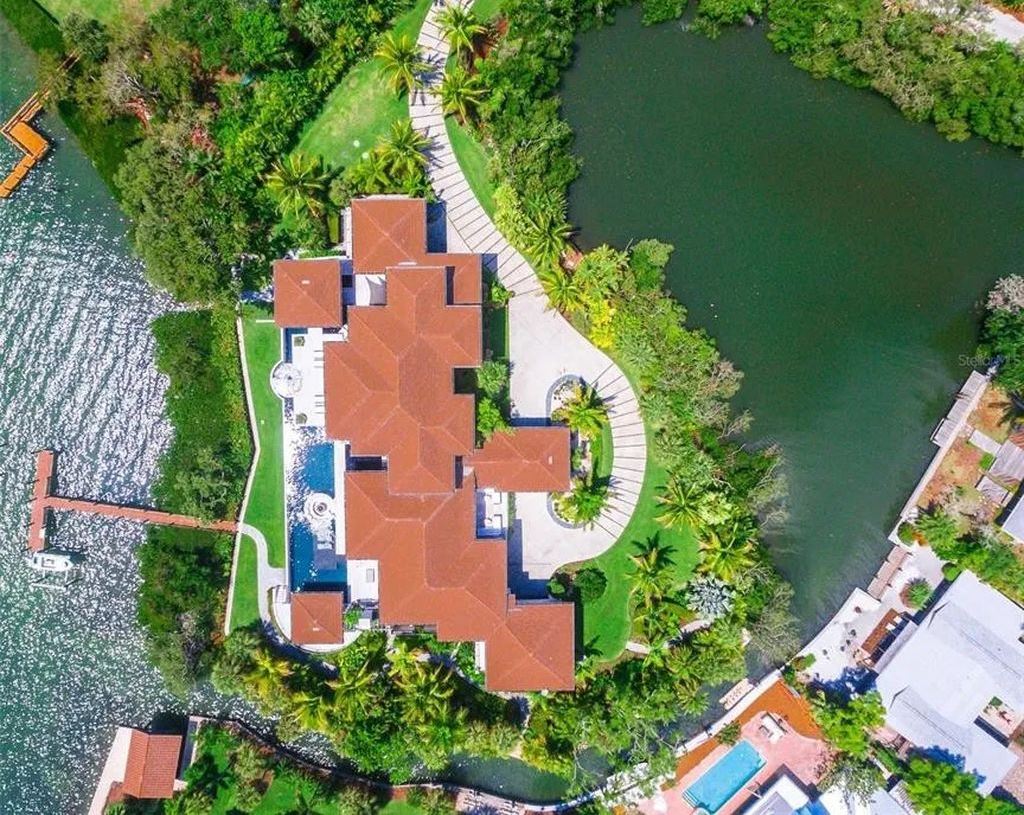 3799 Flamingo Avenue, Sarasota, Florida is an island paradise and strategically located to provide quick access to Sarasota’s shopping, dining, and world-renowned attractions, designed for entertaining and a relaxed island lifestyle. 