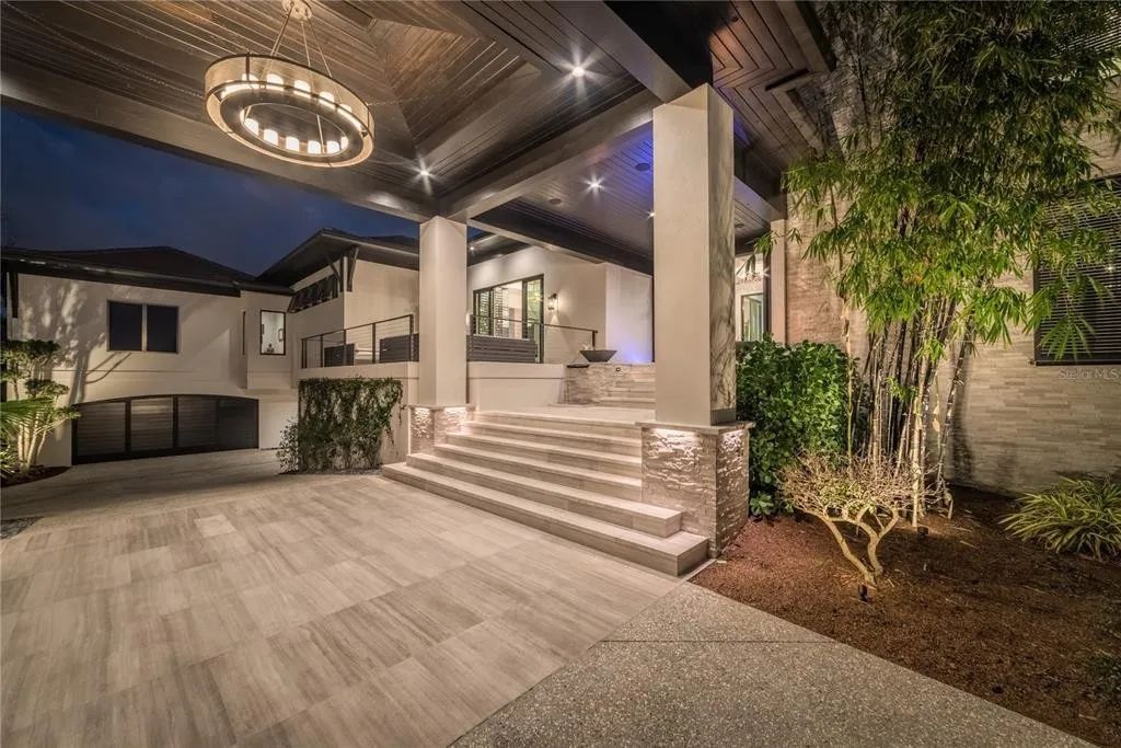 3799 Flamingo Avenue, Sarasota, Florida is an island paradise and strategically located to provide quick access to Sarasota’s shopping, dining, and world-renowned attractions, designed for entertaining and a relaxed island lifestyle. 